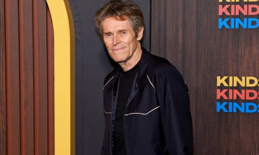 willem dafoe pose